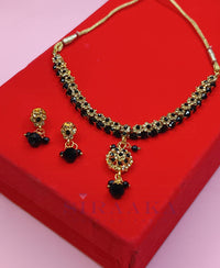 BLACK STONES SHORT NECKLACE