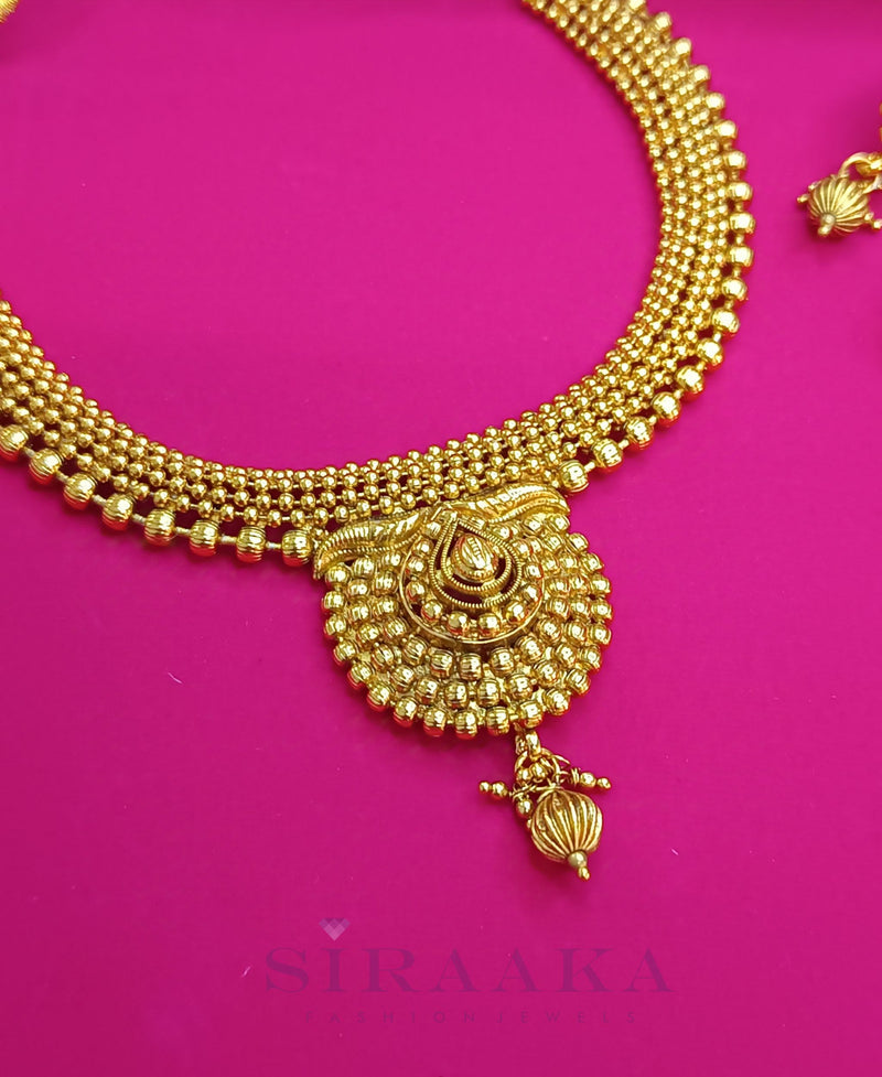 GOLDEN SHORT NECKLACE